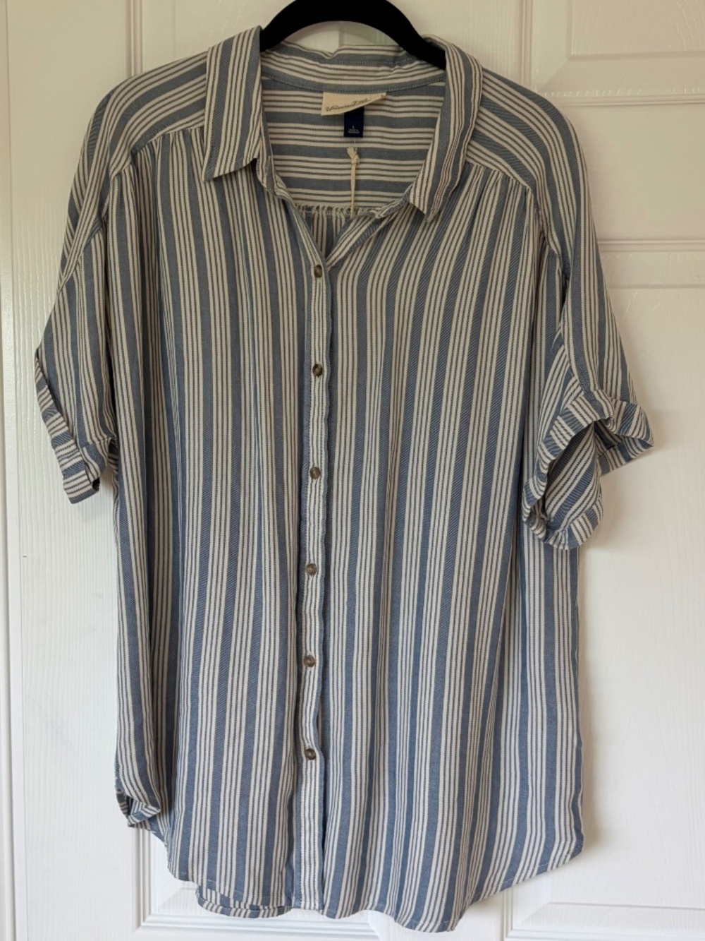 NWT Universal Thread Blue White Striped Short Sleeve Rayon Button Down Shirt L